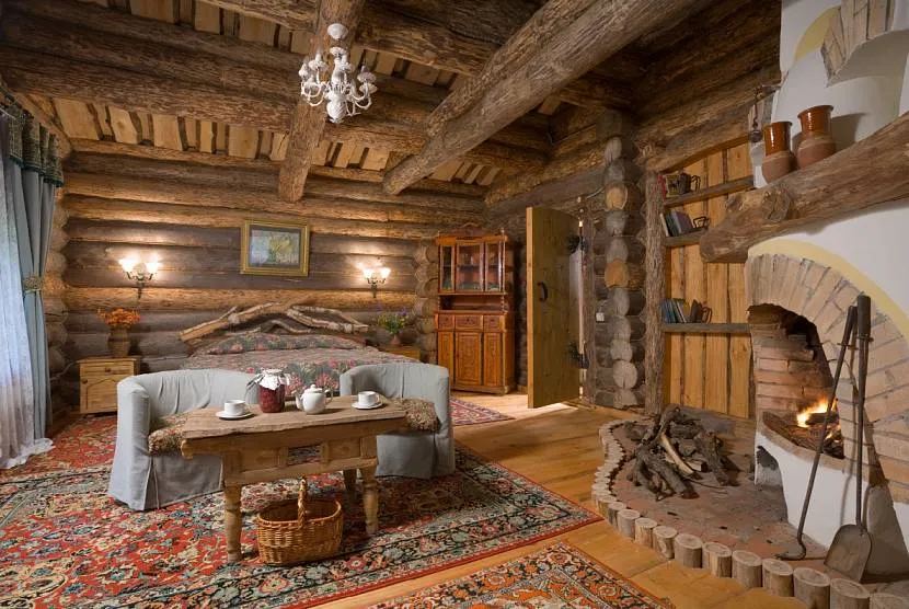 Sypialnia wykończona drewnem z piecem