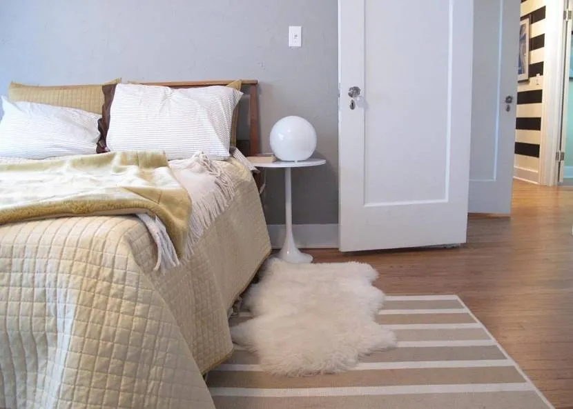 Dywan na podłodze w małej sypialni