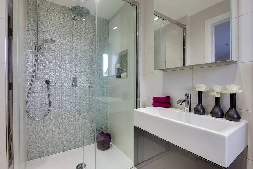 Дизайн шикарної ванної кімнати з душовою кабіною