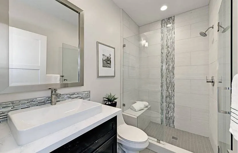 Чорний, сірий та білий у дизайні ванної кімнати
