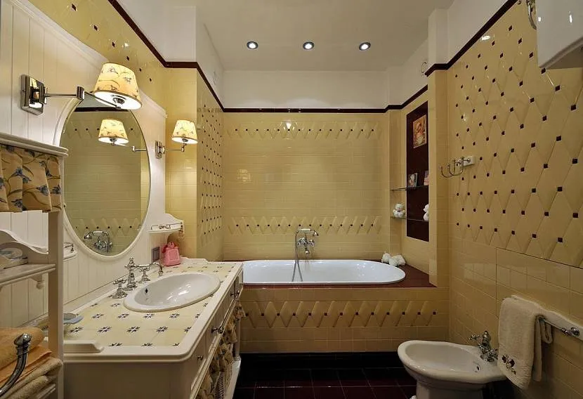 Декоративна плитка у ванній кімнаті, виконана в класичному стилі