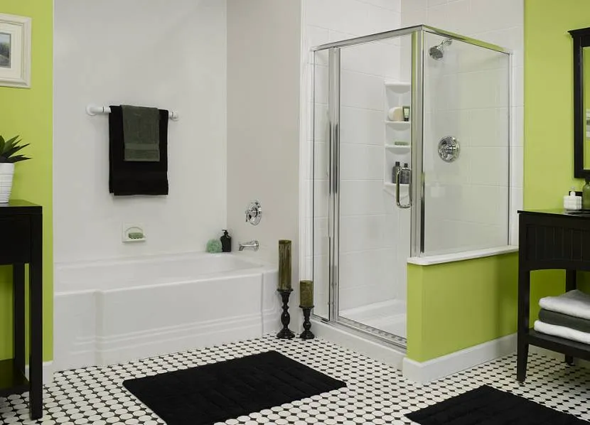 Połączenie trzech kolorów we wnętrzu dużego pokoju z wanną i prysznicem