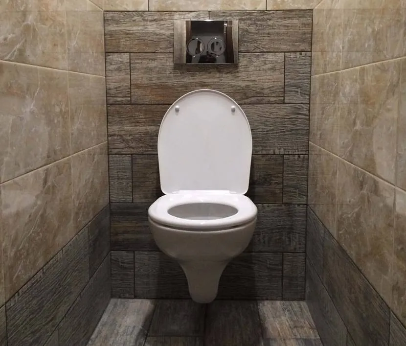 Płytki imitujące drewno i wisząca toaleta