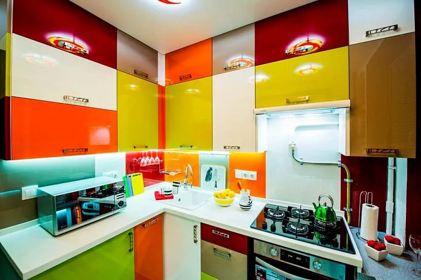 Яскравий кольоровий фасад гарнітура кухні