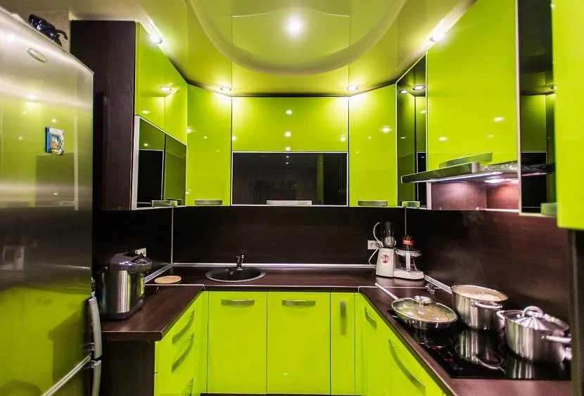 Przyjemny jasnozielony kolor we wnętrzu małej kuchni