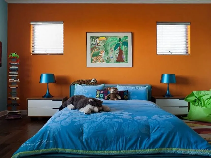 Kontrastowe kolory w sypialni
