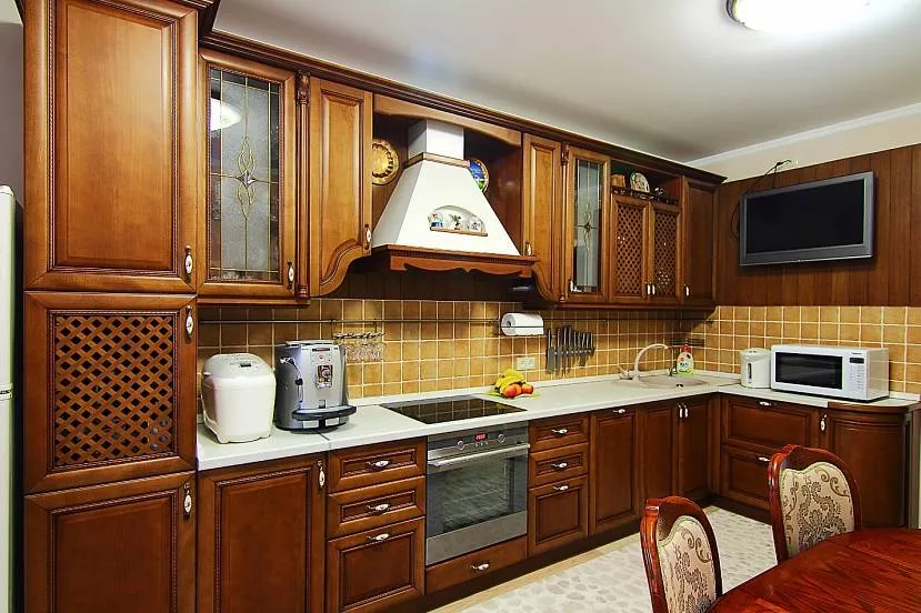 Кухня в класичному стилі з дерев'яними меблями та сучасною технікою