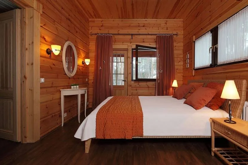 Sypialnia w stylu loftu w ciepłych kolorach