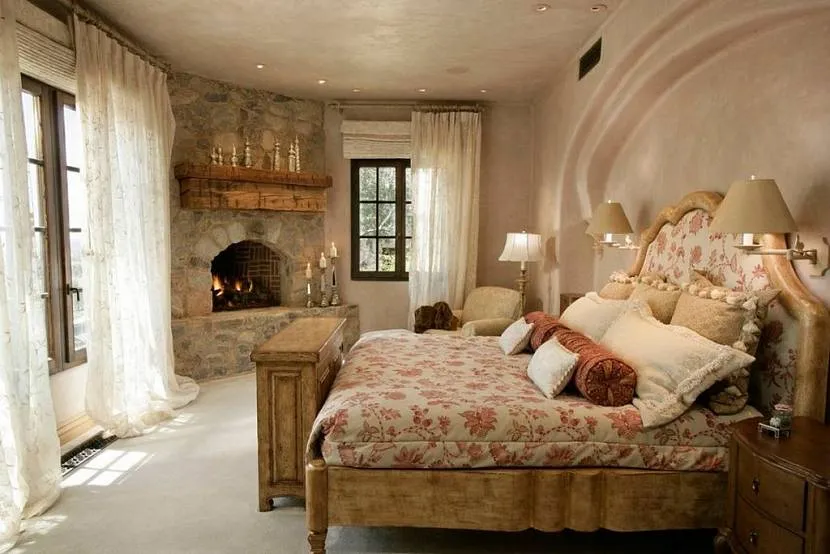 Kombinacja kolorów w stylu wiejskim do sypialni z łukiem i kominkiem