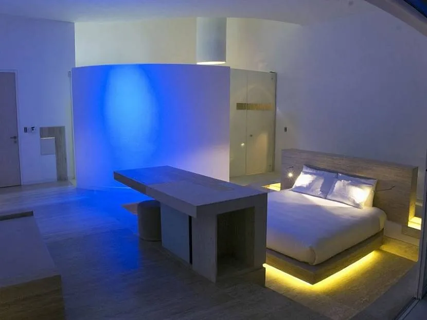 Спальня в стилі хай-тек з подіумним ліжком та підсвічуванням