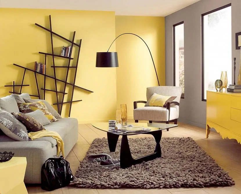 Жовтий, сірий та бежевий у яскравій кімнаті