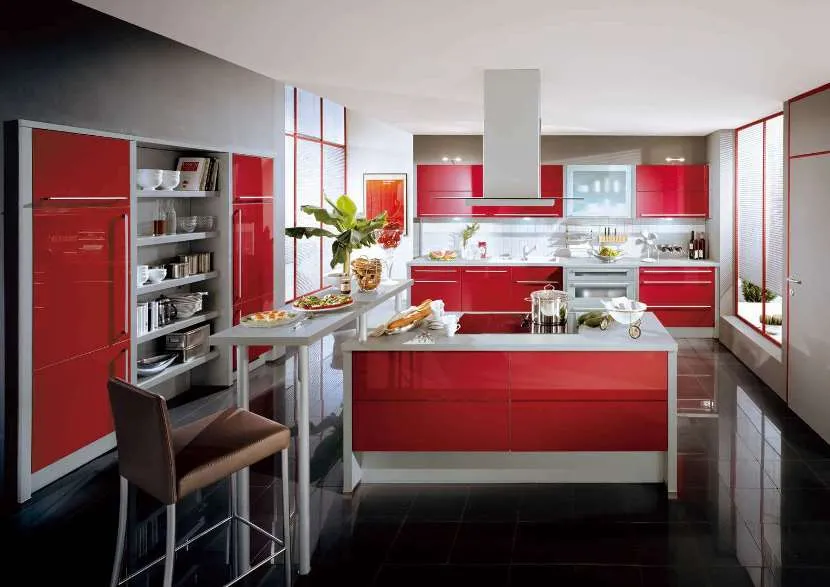 Сучасна кухня з червоними шафками