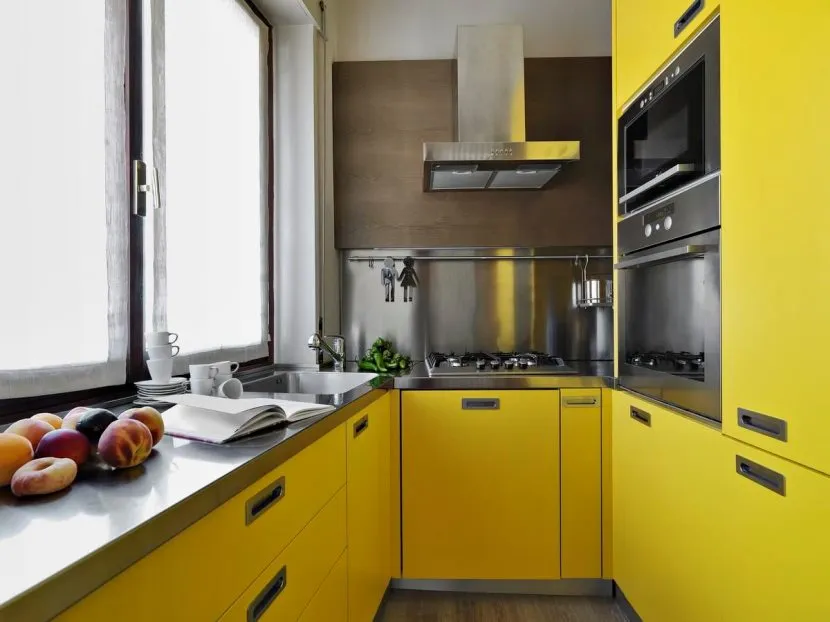 Wnętrze małej żółtej kuchni