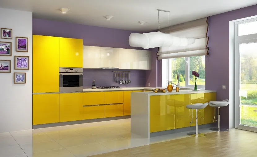 Сонячний жовтий у поєднанні з бузковим у просторій кухні.