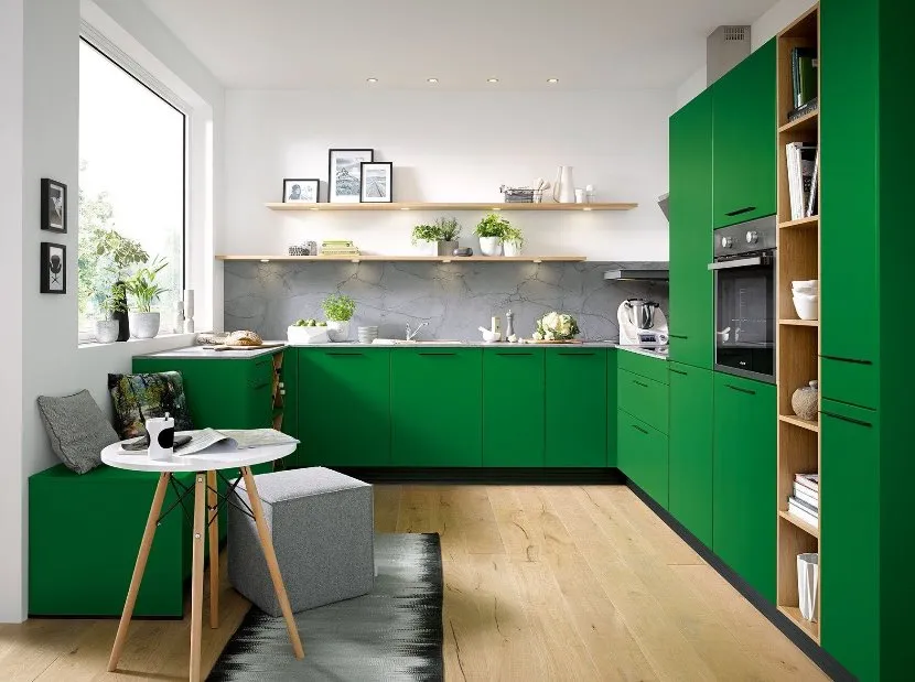 Кухня з шафками отруйно-зеленого кольору