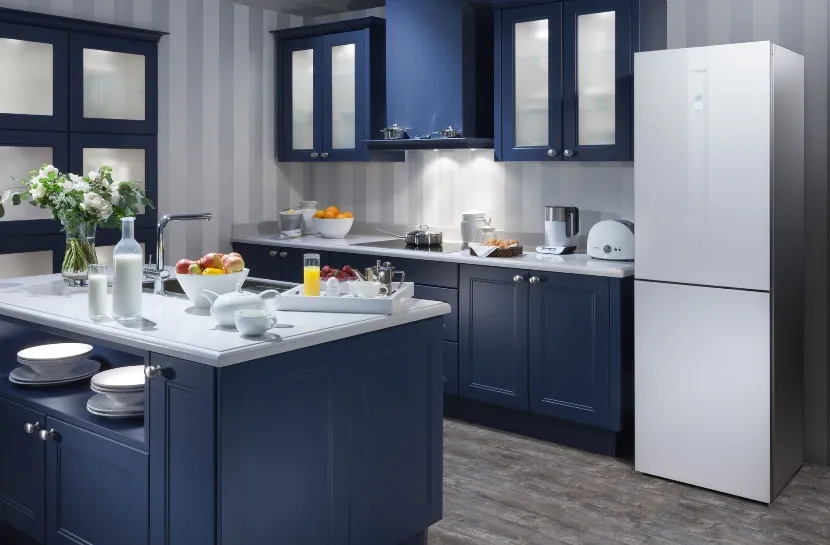 Сині відтінки кухні в приватному будинку