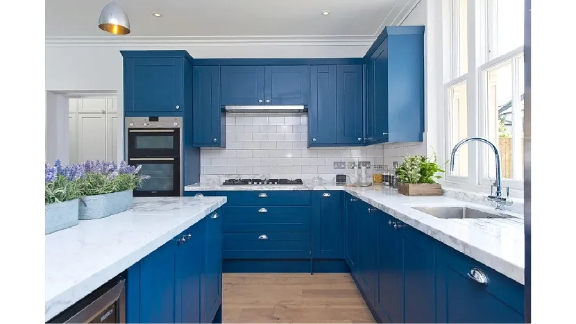 Класична кухня синього кольору з мармуровою стільницею