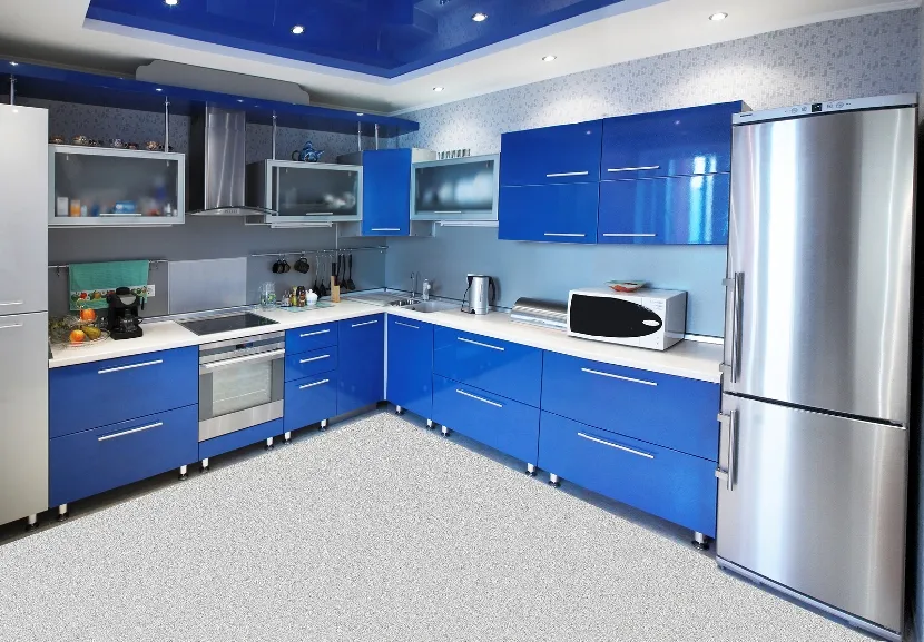 Сучасна кухня синього кольору зі срібними деталями