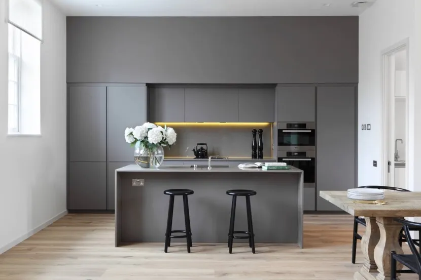 Строгий кухонний гарнітур у сірому кольорі