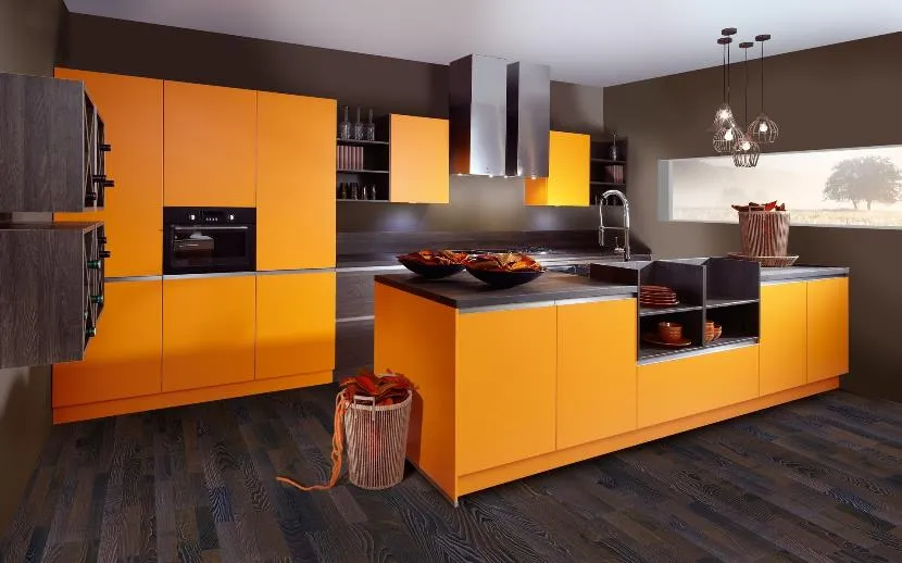 Ciemne drewno i pomarańczowy kolor w stylowej kuchni