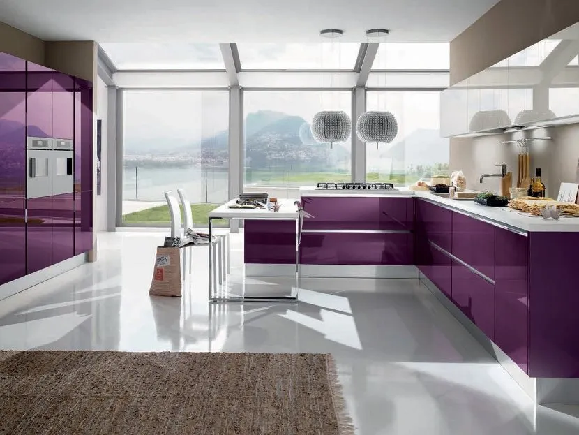 Стильний фіолетовий на кухні з панорамними вікнами