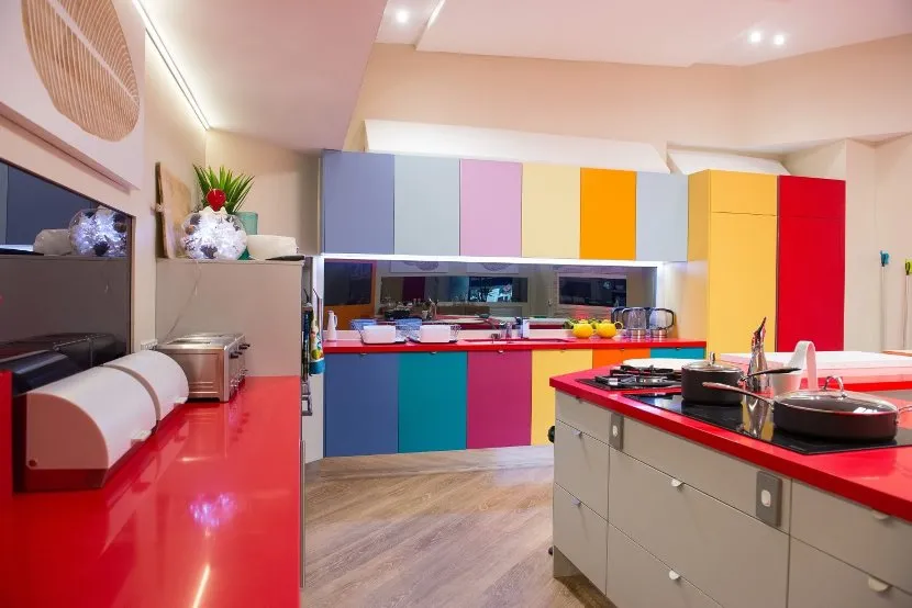 Яскрава кухня із застосуванням різних кольорів