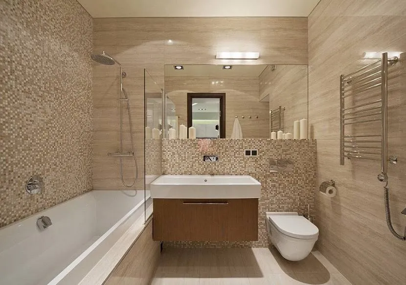 Мозаїчна плитка у ванній бежевого кольору.