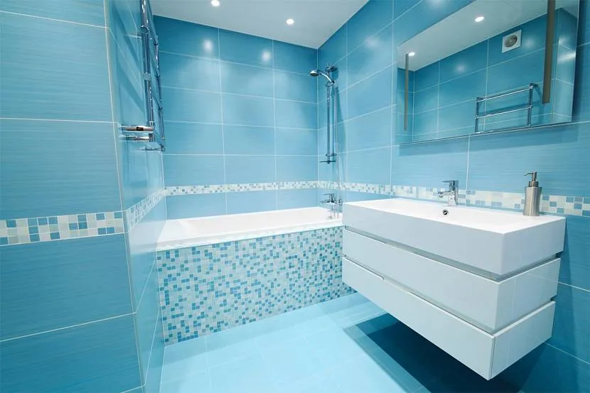 Ванна в блакитному кольорі з мозаїчною плиткою