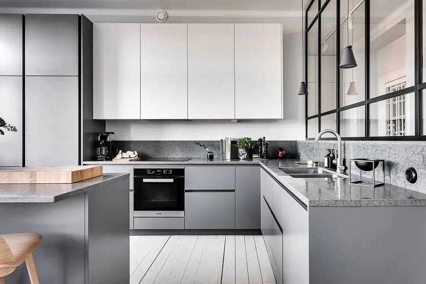 Кухня в сірому з дерев'яними елементами