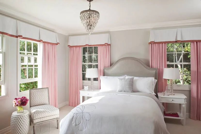 Jasna sypialnia w kolorze rustykalnym, szarym i różowym