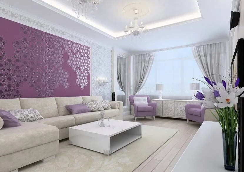 Світла кімната з фіолетовим декором та живими квітами