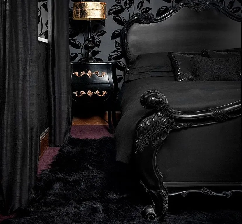 Czarna sypialnia w stylu art deco z ciemnymi meblami