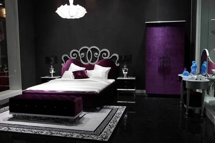 Чорно-фіолетовий інтер'єр з оксамитовими меблями