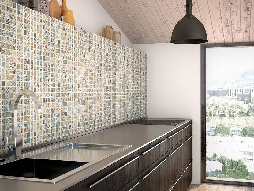 Дрібна плитка мозаїка у робочій зоні кухні