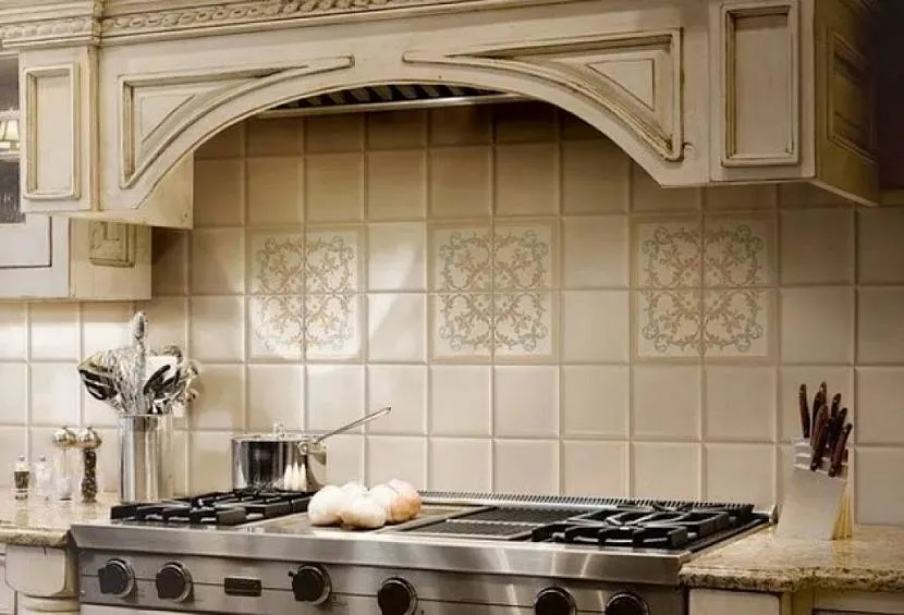 Бежева пресована плитка на кухні в стилі класик