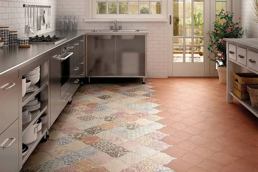 Два кольори з плитки декор на підлозі кухні.