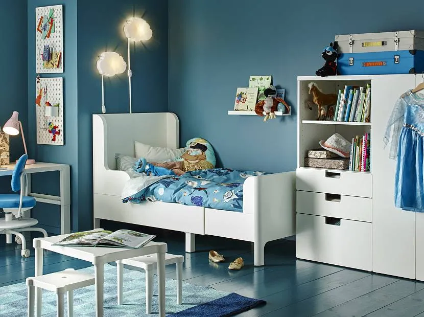 Білий комплект меблів для синьої спальні хлопчика