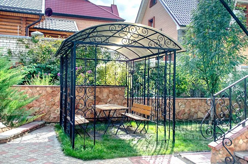 Ażurowa kuta pergola