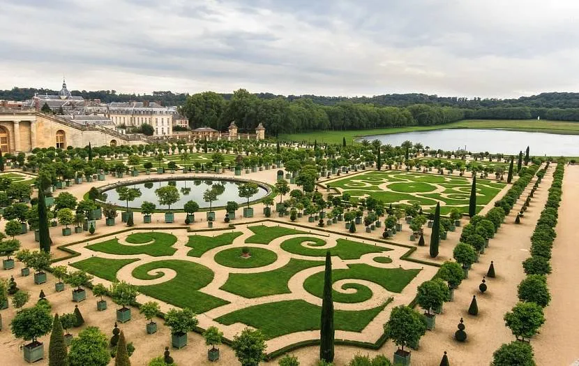 Majestatyczny park krajobrazowy i ogród wersalski zaskakuje symetrią