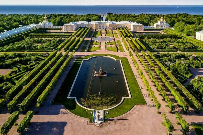 Peterhof słynie z ogromnych rozmiarów i idealnych, geometrycznych kształtów.