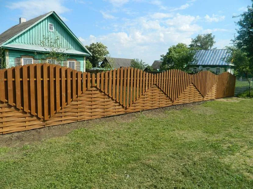 Połączone ogrodzenie z kręconymi blatami