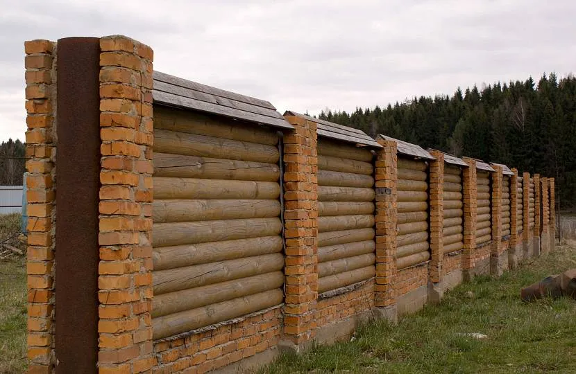 Огородження з великого бруса з опорами з цегли