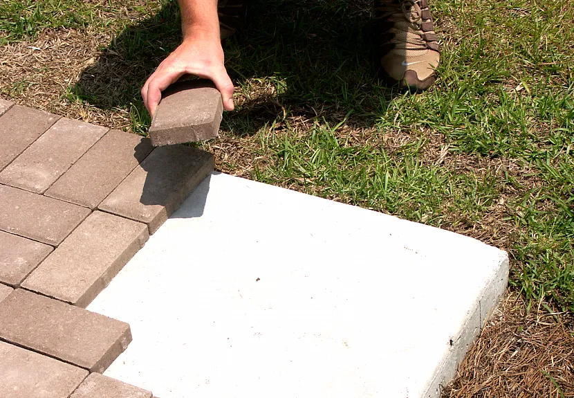 Układanie płyt chodnikowych na betonowej podstawie ślepej strefy