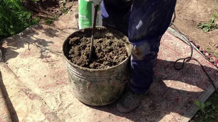 Змішування цементу з піском