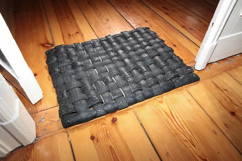 Приклад створення плитки за допомогою плетіння стрічок, виготовлених із відпрацьованих шин