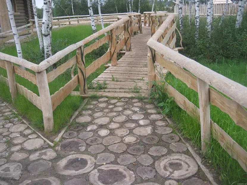 Chodnik wykonany z drewna