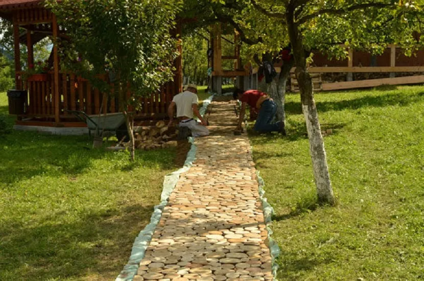 Tworzenie ścieżki w ogrodzie