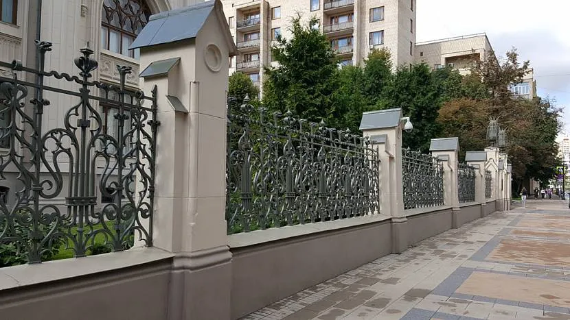 długie ogrodzenie z kutego żelaza