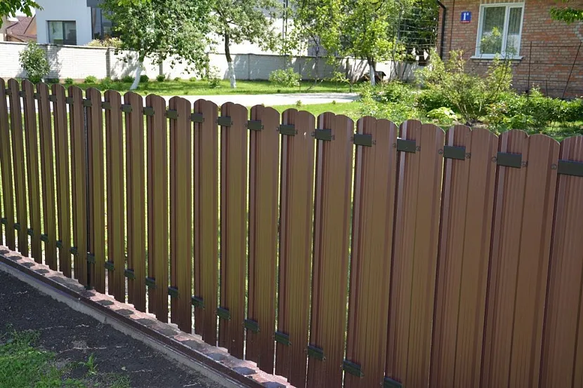 Niskie metalowe ogrodzenie