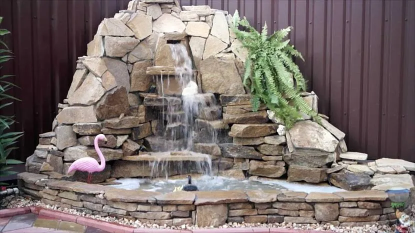 Wodospad z figurką różowego flaminga